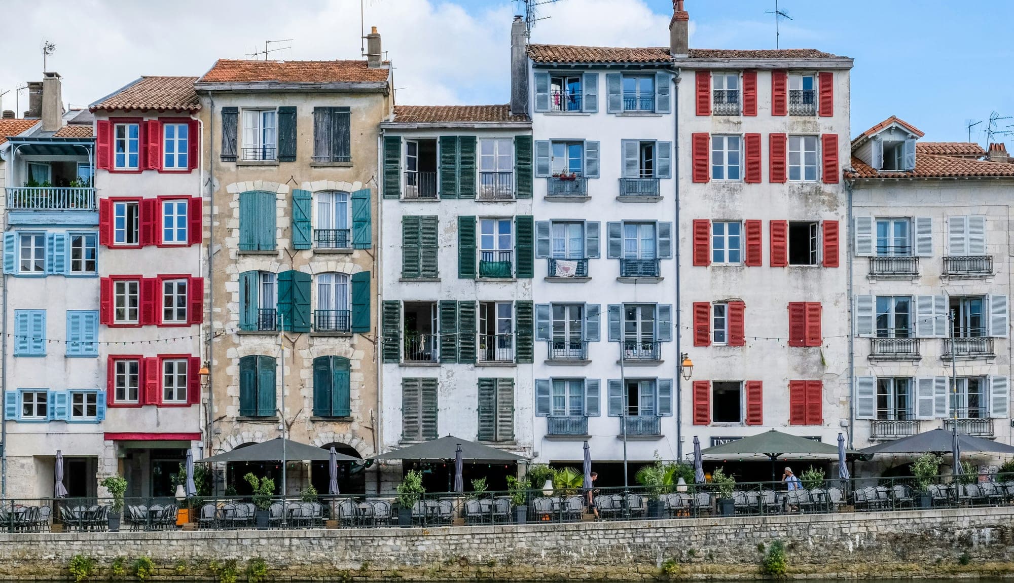 Les maisons aux volets colorés de Bayonne, le long de la Nive