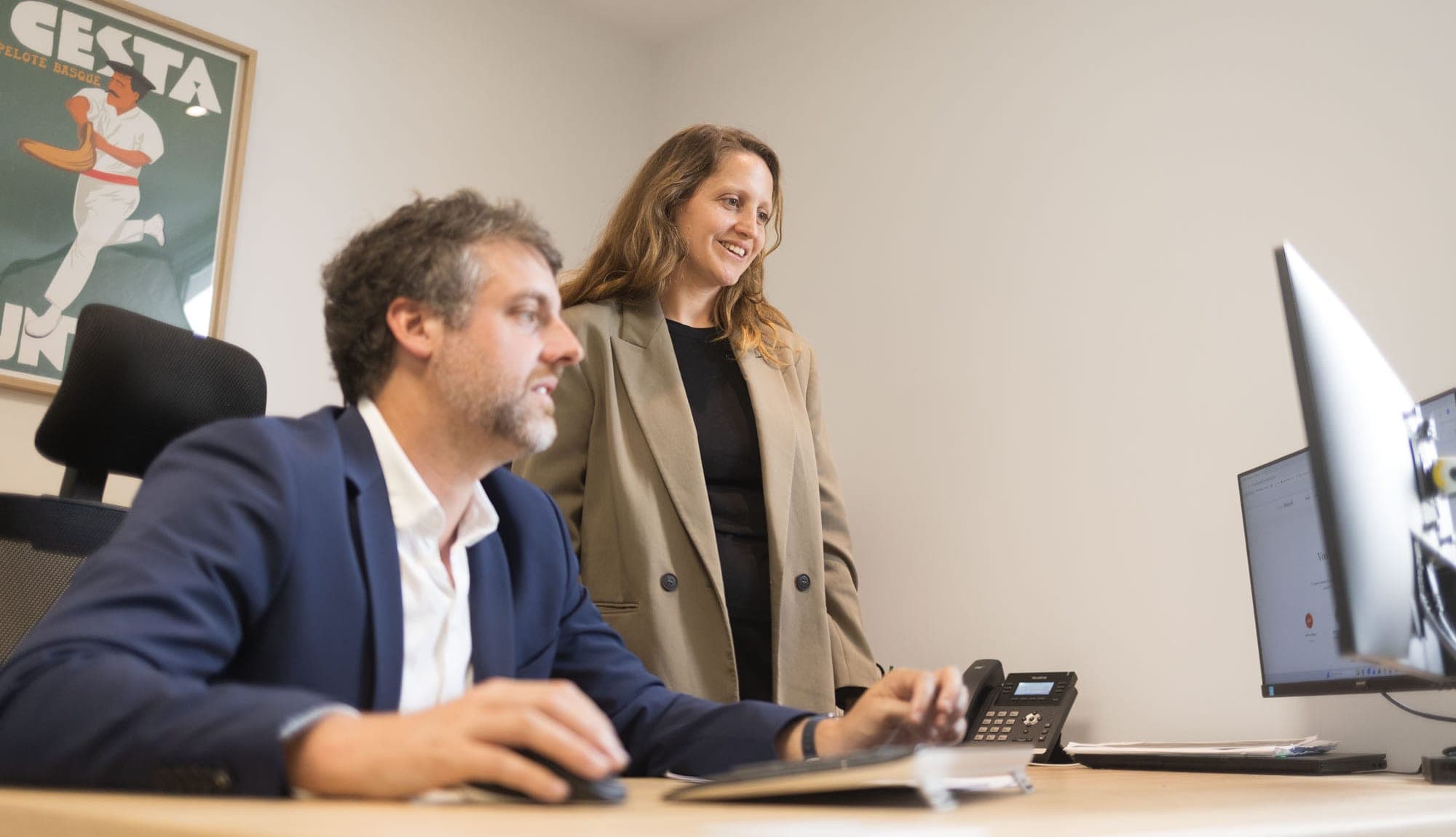 Deux collaborateurs du Cabinet Maurel à leur poste de travail