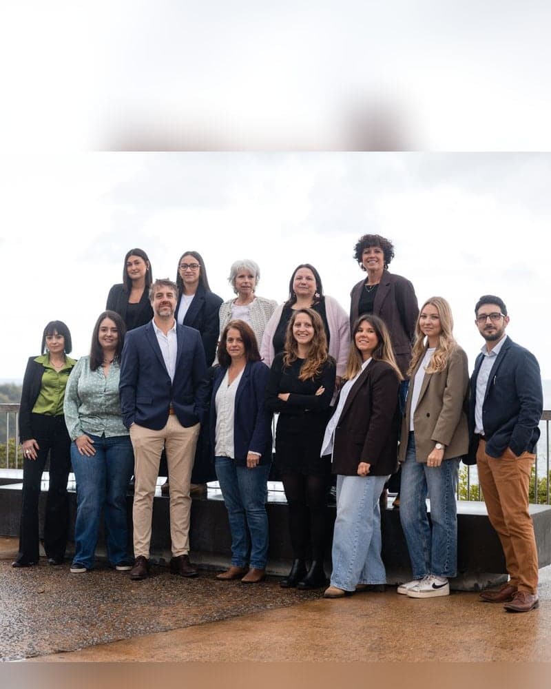 L'équipe du Cabinet Maurel devant le phare de Biarritz