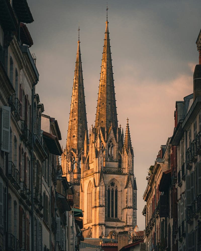 Les flèches de la cathédrale Sainte-Marie de Bayonne au-dessus des façades du centre historique