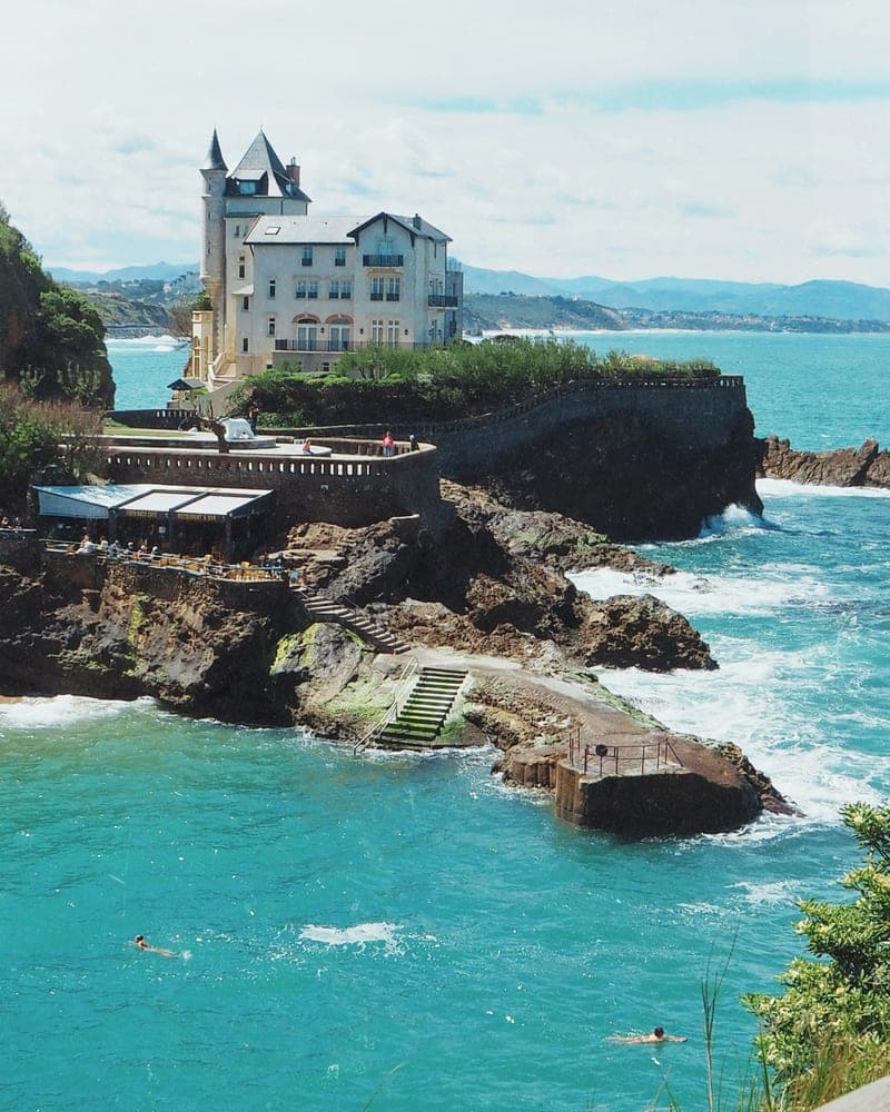 La côte rocheuse de Biarritz et ses villas surplombant l’océan