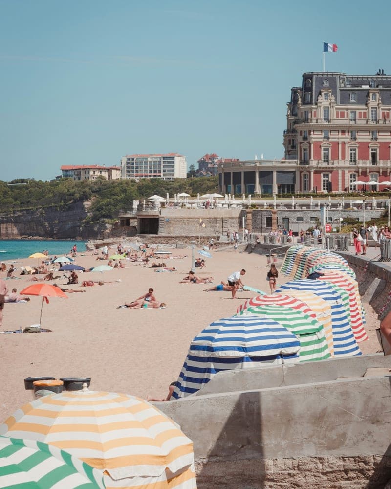 Les tentes rayées de la Grande Plage de Biarritz